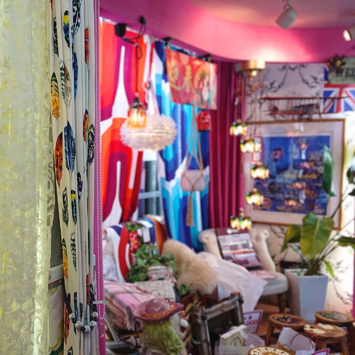 デコワールド店内